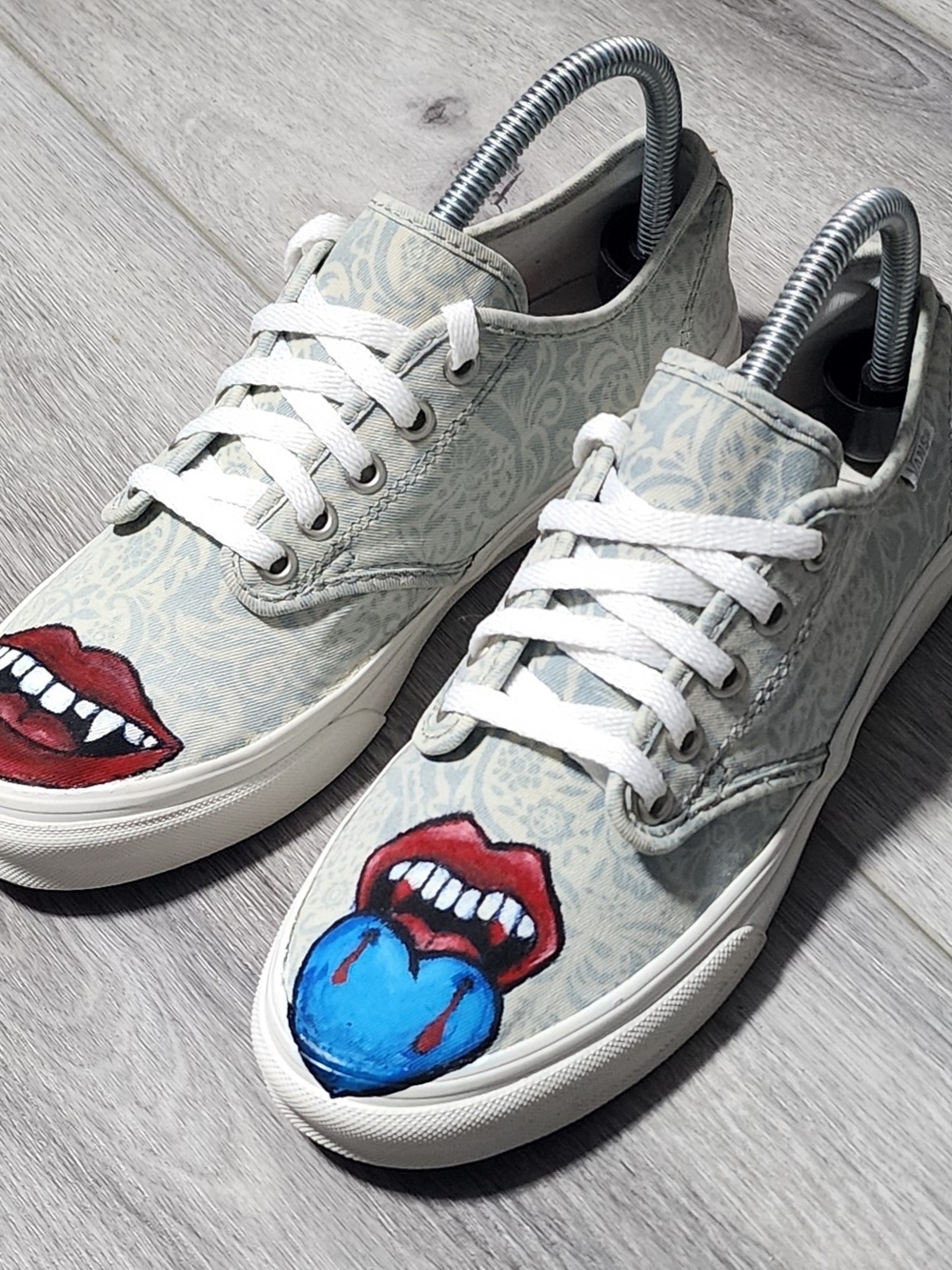 Vans Low Top Custom Painted Vampire Lips Sneakers Womens Size 8